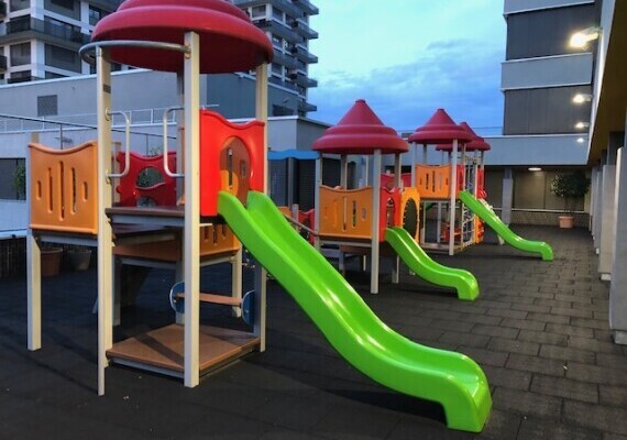 Svizzera - Parco giochi Liceo Marie Curie - Struttura multitorre   - Holzhof