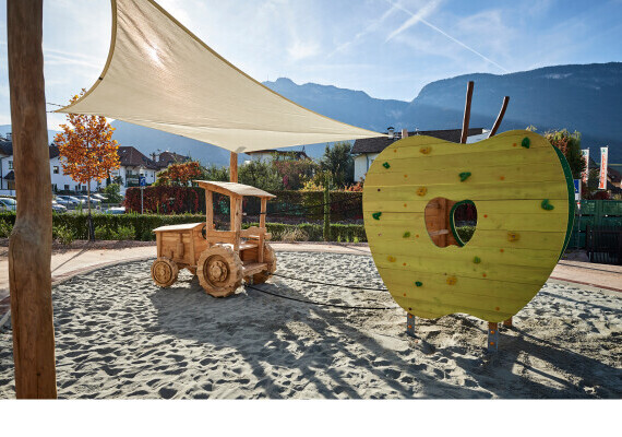 Parco giochi Appiano S.S.D.V Alto Adige - Trattore in robinia XU30  - Holzhof