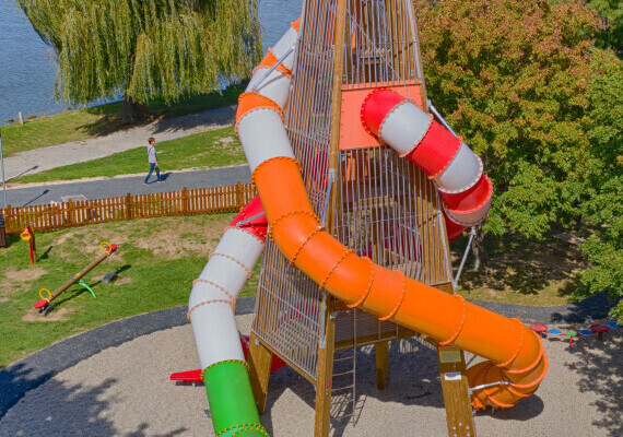 Parco giochi Torre gioco con tubi xime500 in Nagykanizsa, Ungheria  - Holzhof